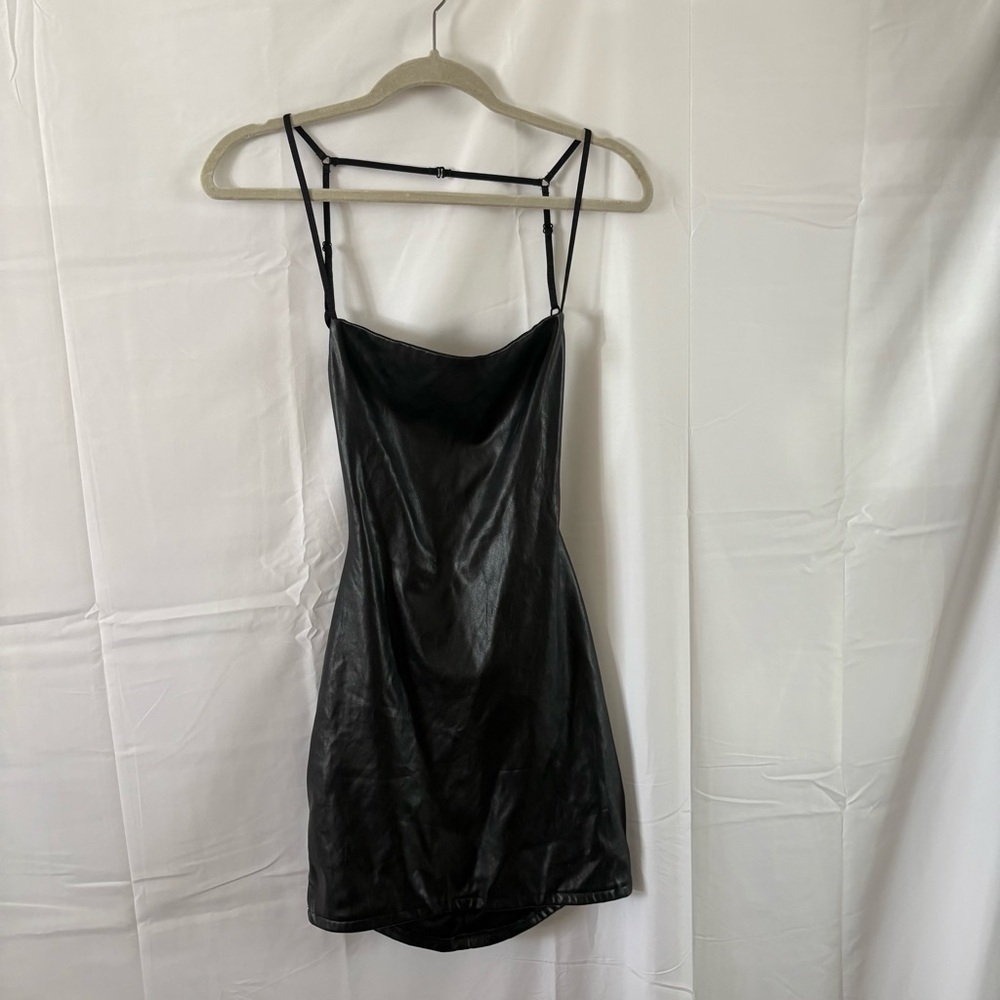 Black faux leather mini dress size medium open back Y2K latex LBD goth - Picture 3 of 6